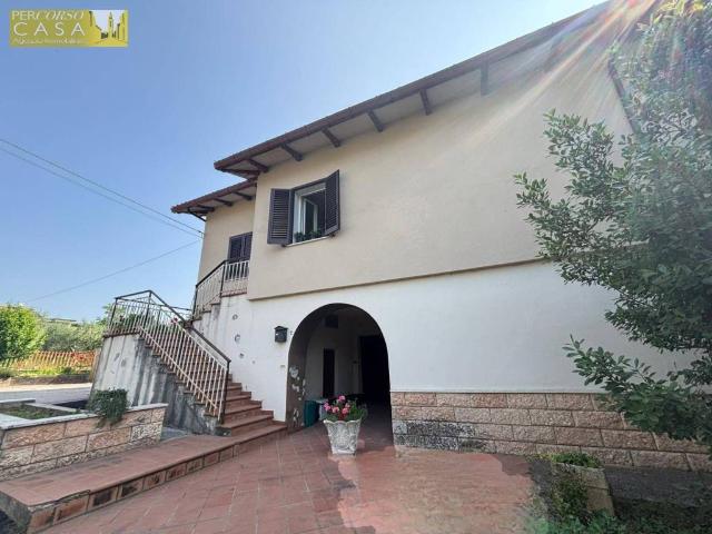 Casa indipendente in vendita a Tossicia TE