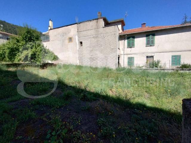 Casa indipendente in vendita a Tagliacozzo AQ