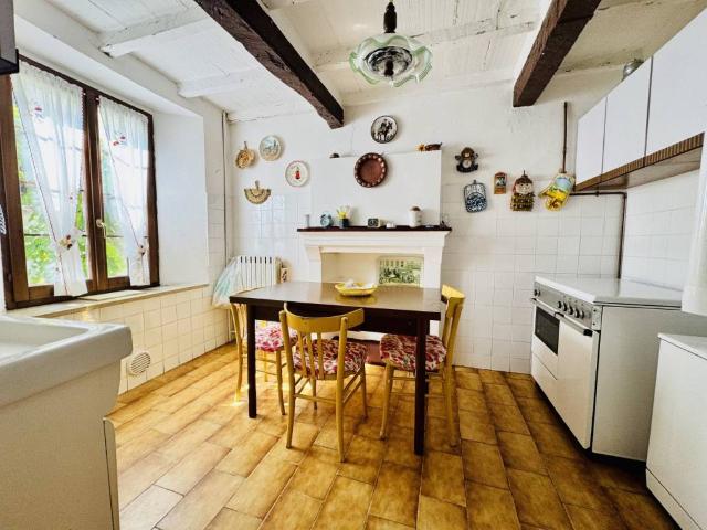 Casa indipendente in vendita a Tizzano Val Parma PR