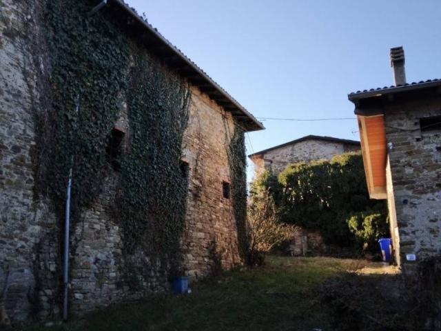 Casa indipendente in vendita a Tizzano Val Parma PR