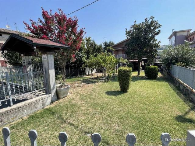 Casa indipendente in vendita a Traversetolo via Quattro Novembre