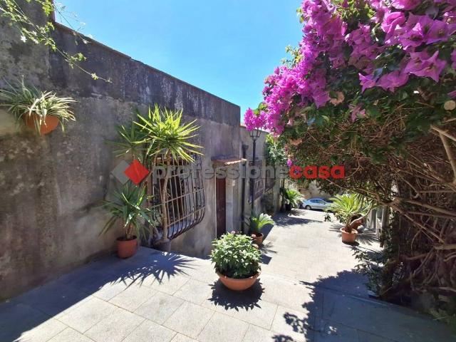 Casa indipendente in vendita a Trecastagni CT