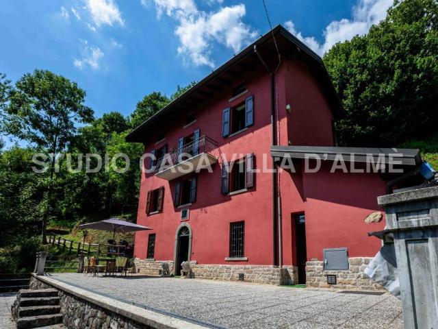 Casa indipendente in vendita a Ubiale Clanezzo BG