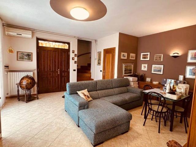 Casa indipendente in vendita a Volta Mantovana MN