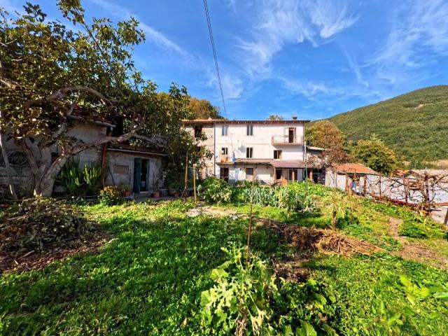 Casa indipendente in vendita a Vagli Sotto LU