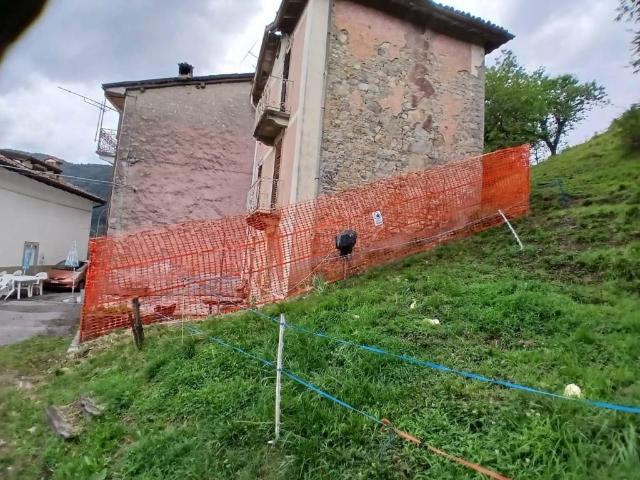 Casa indipendente in vendita a Val Brembilla BG