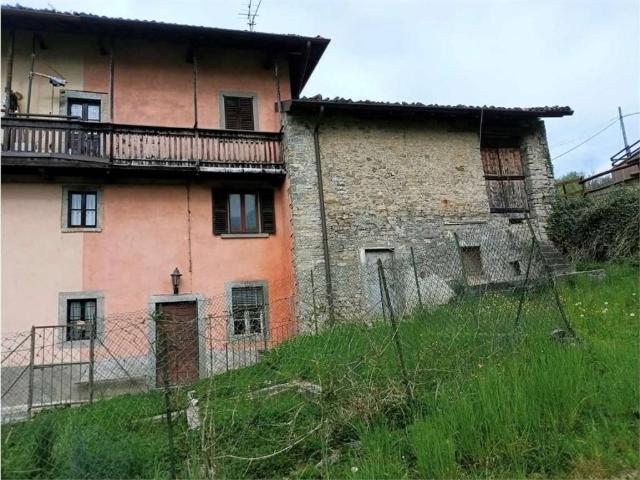 Casa indipendente in vendita a Val Brembilla BG