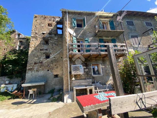 Casa indipendente in vendita a Valbrevenna GE
