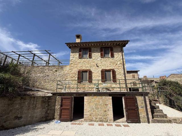 Casa indipendente in vendita a Valfornace MC