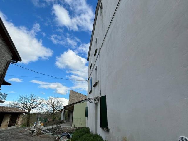 Casa indipendente in vendita a Varano de' Melegari PR