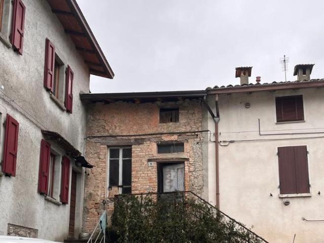Casa indipendente in vendita a Varano De' Melegari