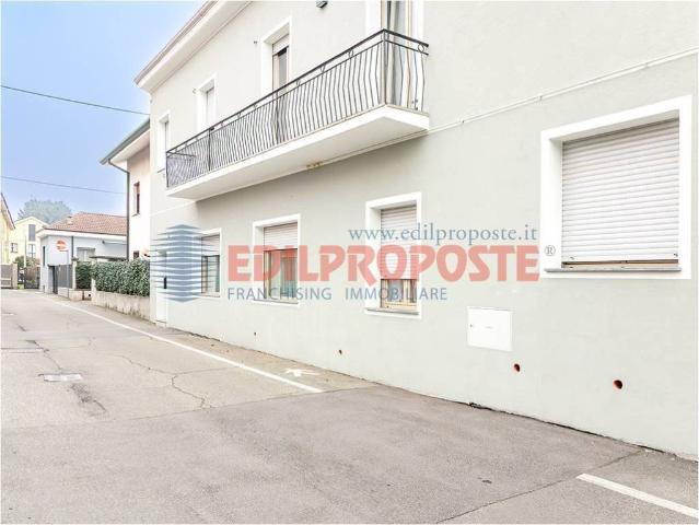 Casa indipendente in vendita a Varedo via Giuseppe Giusti, 14