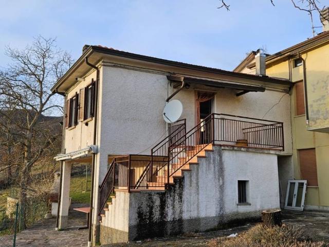 Casa indipendente in vendita a Varsi PR