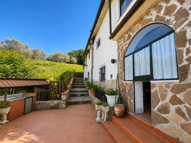 Casa indipendente in vendita a Vezzano Ligure SP