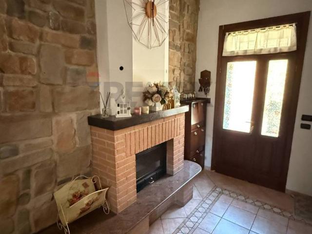 Casa indipendente in vendita a Vellezzo Bellini PV