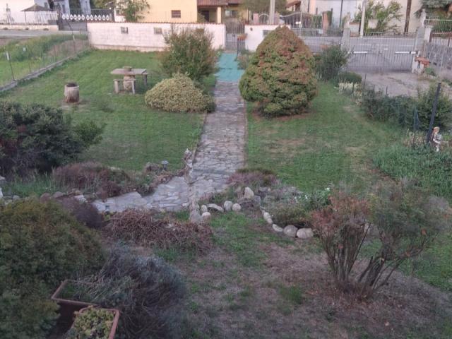 CASA INDIPENDENTE in VENDITA a VERCELLI GREGGIO di 5 vani