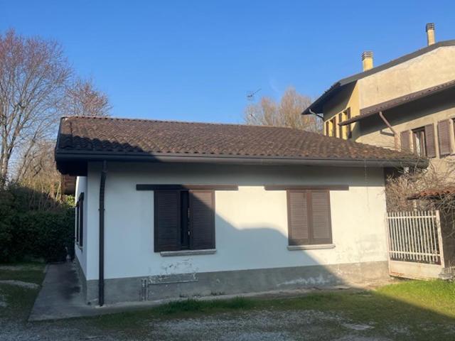 CASA INDIPENDENTE in VENDITA a VERANO BRIANZA di 5 vani