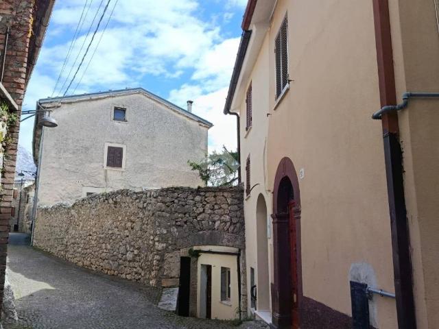 Casa indipendente in vendita a Vico nel Lazio FR