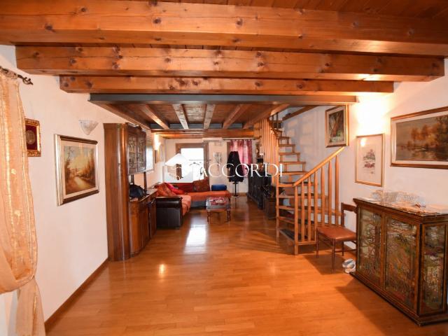 CASA INDIPENDENTE in VENDITA a VIDOR di 7 vani