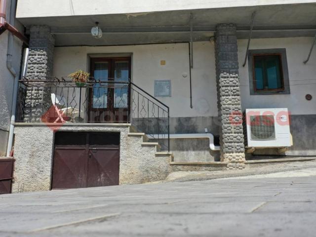 Casa indipendente in vendita a Villa Collemandina LU