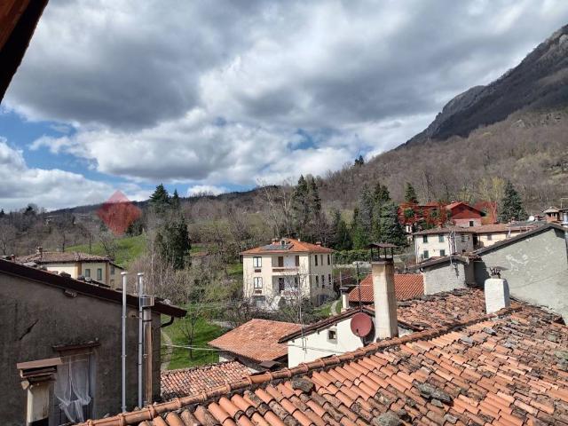 Casa indipendente in vendita a Villa Collemandina LU