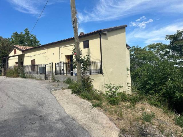 Casa indipendente in vendita a Villa Celiera PE