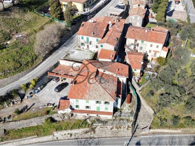 Casa indipendente in vendita a Villa Basilica LU