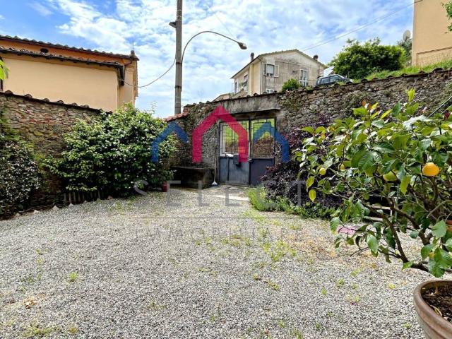 Casa indipendente in vendita a Villa Basilica LU