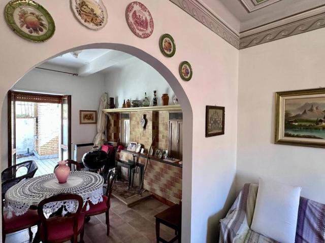 Casa indipendente in vendita a Villa Santa Lucia degli Abruzzi AQ