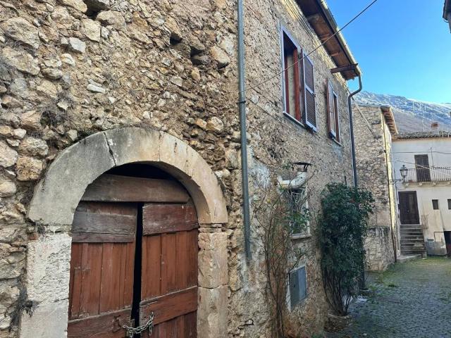 Casa indipendente in vendita a Villa Santa Lucia degli Abruzzi AQ