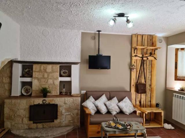 Casa indipendente in vendita a Villa Santa Lucia degli Abruzzi AQ