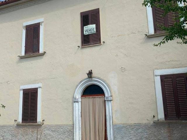Casa indipendente in vendita a Villa Santa Lucia degli Abruzzi AQ