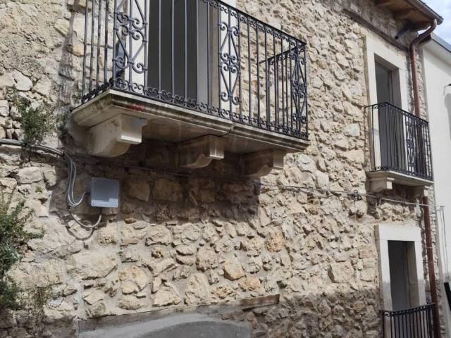 Casa indipendente in vendita a Villa Santa Lucia degli Abruzzi AQ