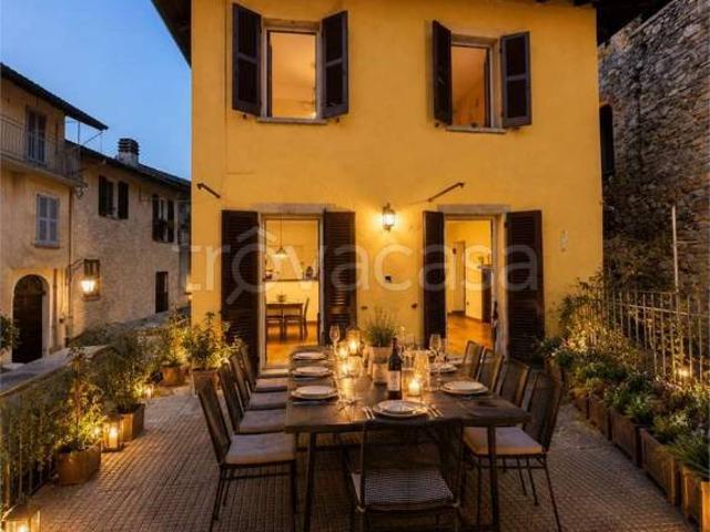 Casa indipendente in vendita ad Agra via Borghetto