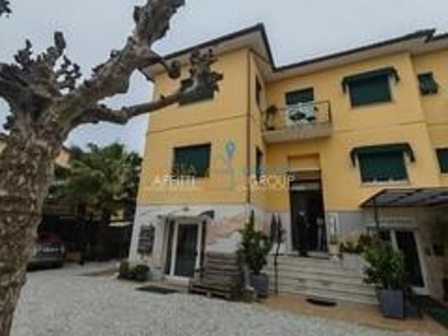 Casa indipendente in vendita in via paolo ferrari 37, Massa