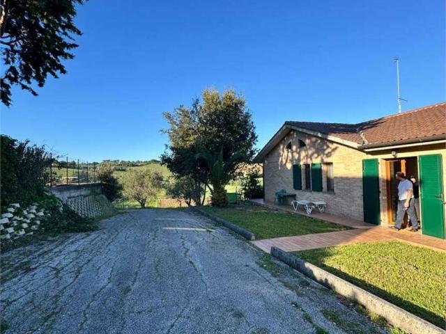 Casa indipendente in affitto a Camerano AN