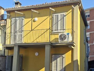 Casa indipendente in affitto a Alba CN