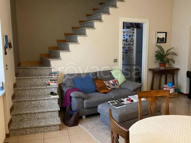 Casa Indipendente in affitto a Baveno corso Giuseppe Garibaldi, non arredato/vuoto, box, balcone TrovaCasa