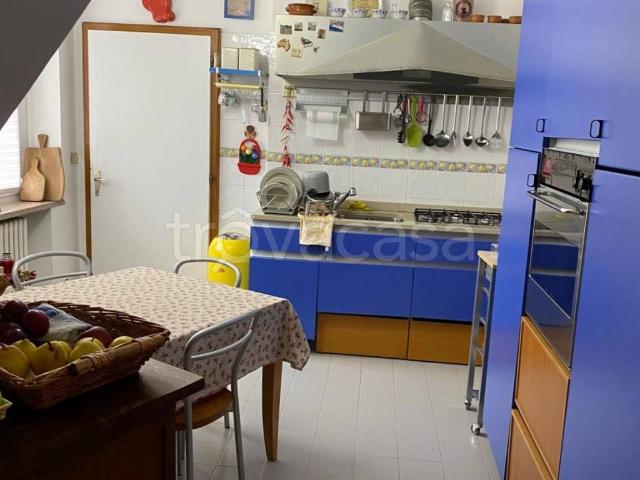 Casa Indipendente in affitto a Baveno corso Giuseppe Garibaldi, non arredato/vuoto, box, balcone TrovaCasa