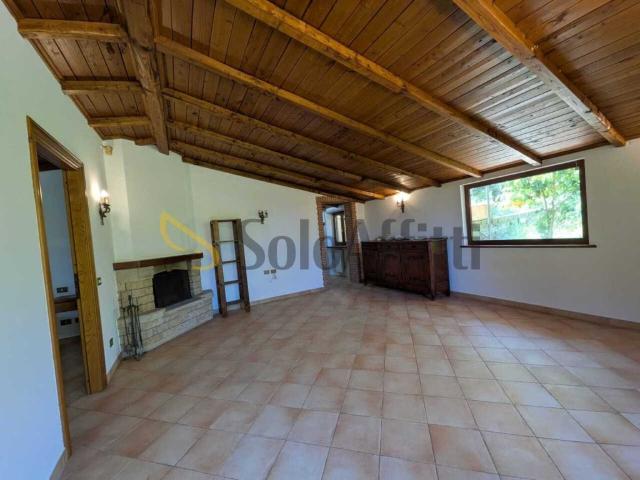 Casa Indipendente in affitto a Grottaferrata via Montiglioni, 34, riscaldamento autonomo, parzialmente arredato, caminetto TrovaCasa
