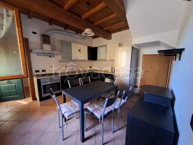 Casa Indipendente in affitto a Ferrara via Ladino, arredato, box, travi a vista TrovaCasa