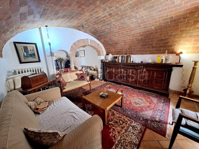 Casa Indipendente in affitto a Ovindoli piazza San Rocco, arredato, terrazzo, caminetto TrovaCasa