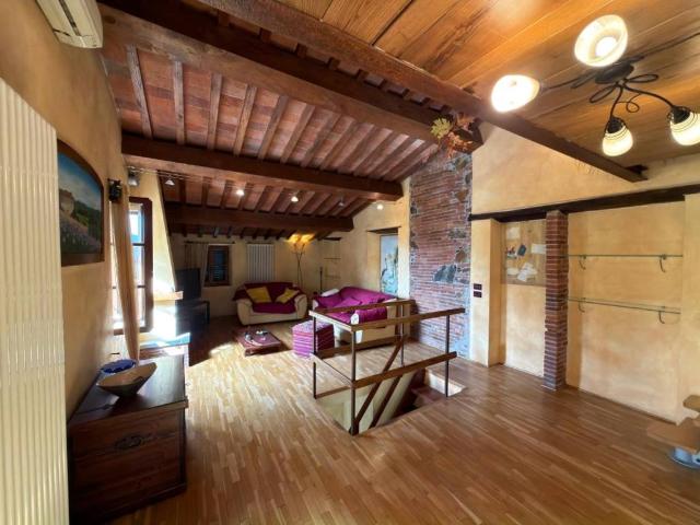 Casa indipendente in affitto a Lucca LU