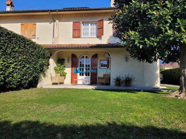 Casa indipendente in affitto a Montignoso MS