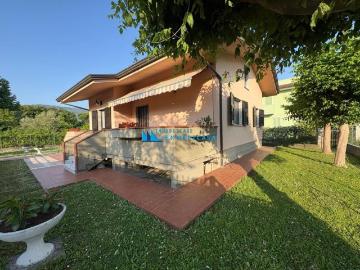 Casa indipendente in affitto a Massa MS