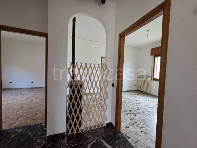Casa Indipendente in affitto a Pescantina, non arredato/vuoto, giardino privato, terrazzo TrovaCasa