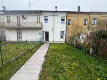 Casa Indipendente in affitto a Riva del Po via Albersano, non arredato/vuoto, giardino privato, aria condizionata TrovaCasa