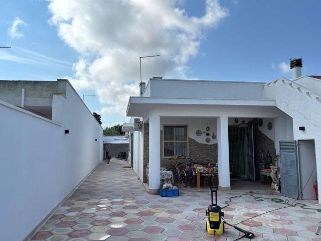 Casa indipendente in affitto a Torchiarolo BR