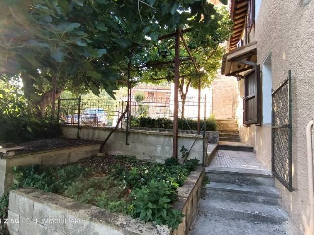 Casa indipendente in affitto a Valfornace via Lupidi Antonio