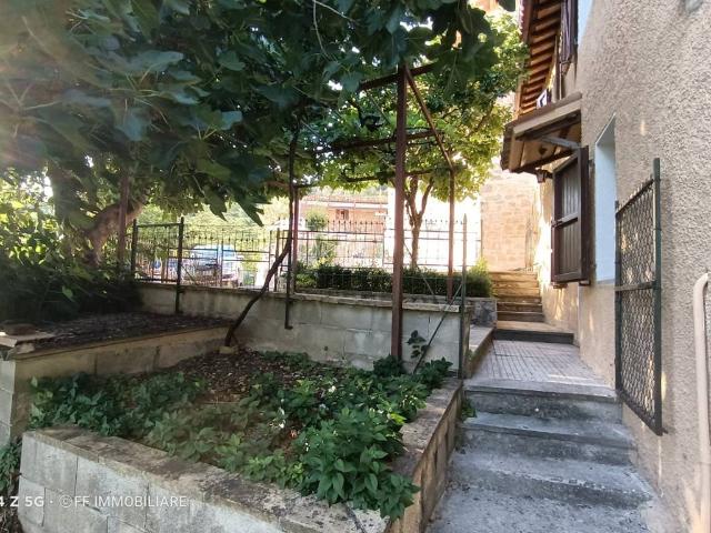 Casa Indipendente in affitto a Valfornace via Lupidi Antonio, giardino privato, terrazzo, parzialmente arredato TrovaCasa